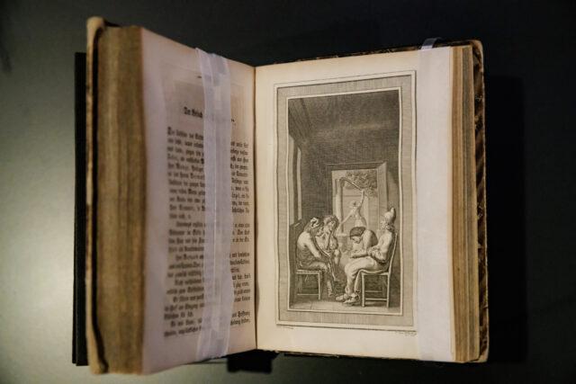Illustratives Beispiel: Fotografie eines Buches mit einem Kupferstich von Daniel Chodowiecki aus der Ausstellung "Zerbrochne Harmonien" im Kleist-Museum Frankfurt/Oder